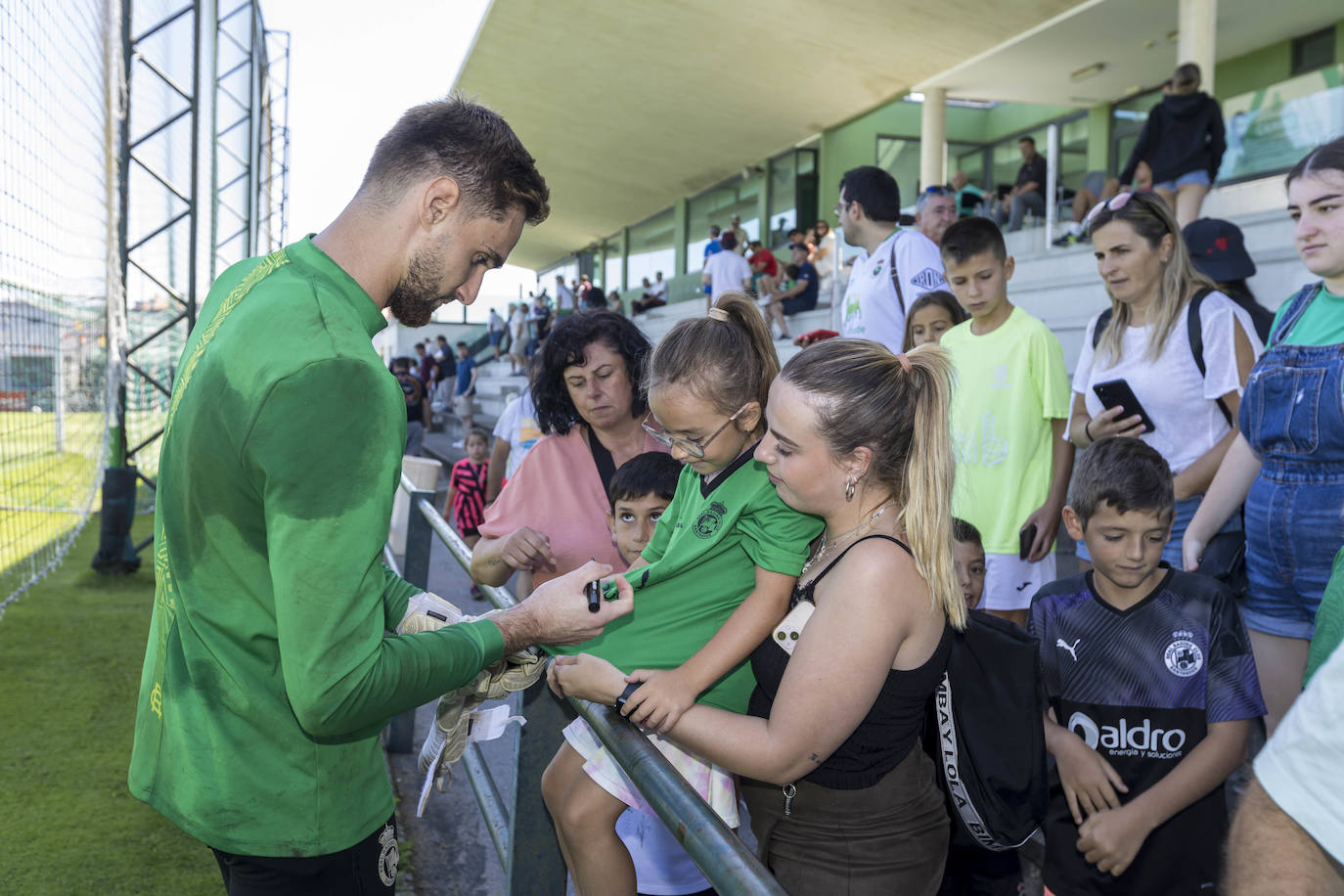 Jokin Ezkieta firma en la camiseta de una aficionada racinguista..