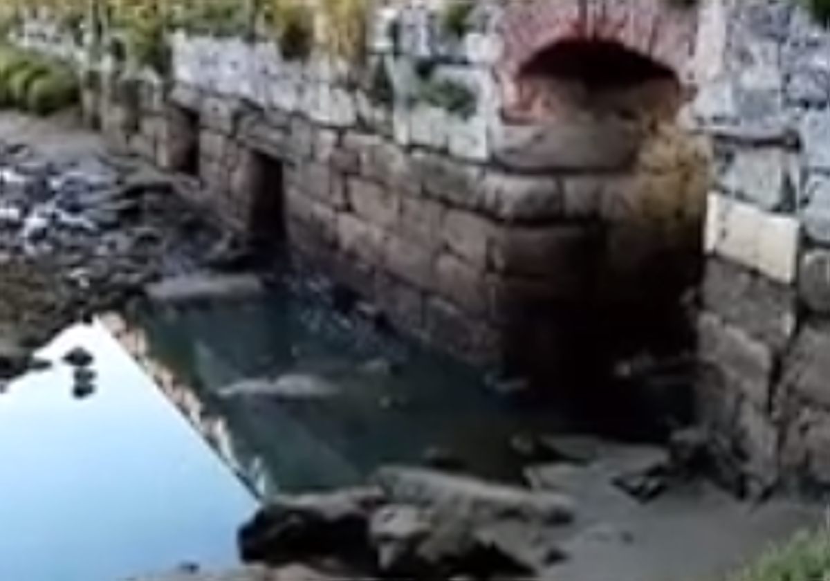 Vecinos de San Román denuncian vertidos en la playa de La Maruca