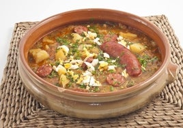 Un guiso de patatas con su chorizo y huevo cocido.