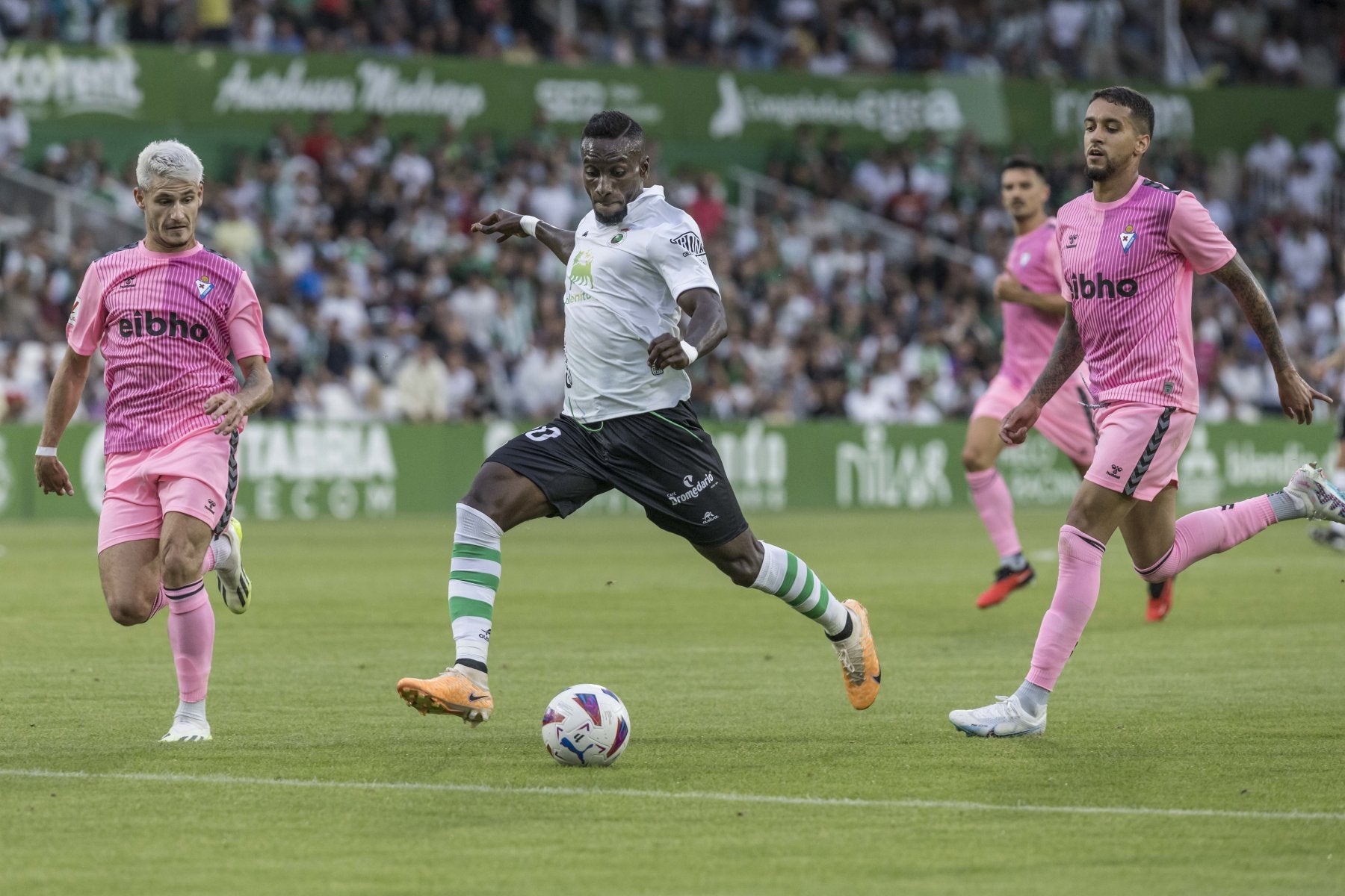 Lago Junior conduce el balón ante varios rivales del Eibar en la jugada en la que marcó el cuarto gol.