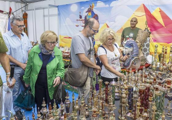 Visitantes ojean una de las casetas del Festival Internaciones de las Naciones