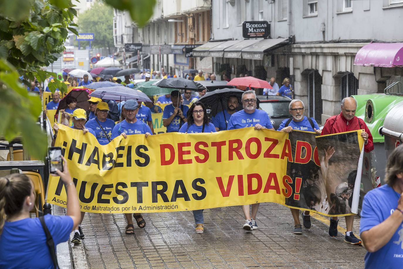 Los afectados por sentencias de derribo realizaron una marcha desde Peña Herbosa hasta el Ateneo.