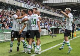 Los jugadores celebran el primer gol, que marcó Íñigo Vicente