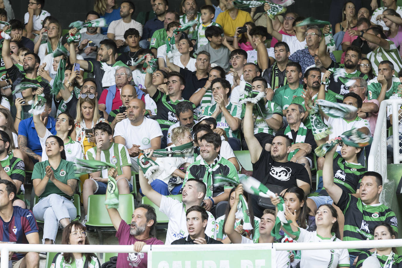 Mil gargantas convertidas en una sola. «Lo lo lo lo, vamos, vamos Racing, vamos campeón».