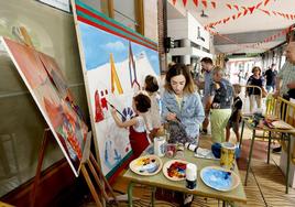 Los artistas locales y el público participaron en el pintado de un mural.