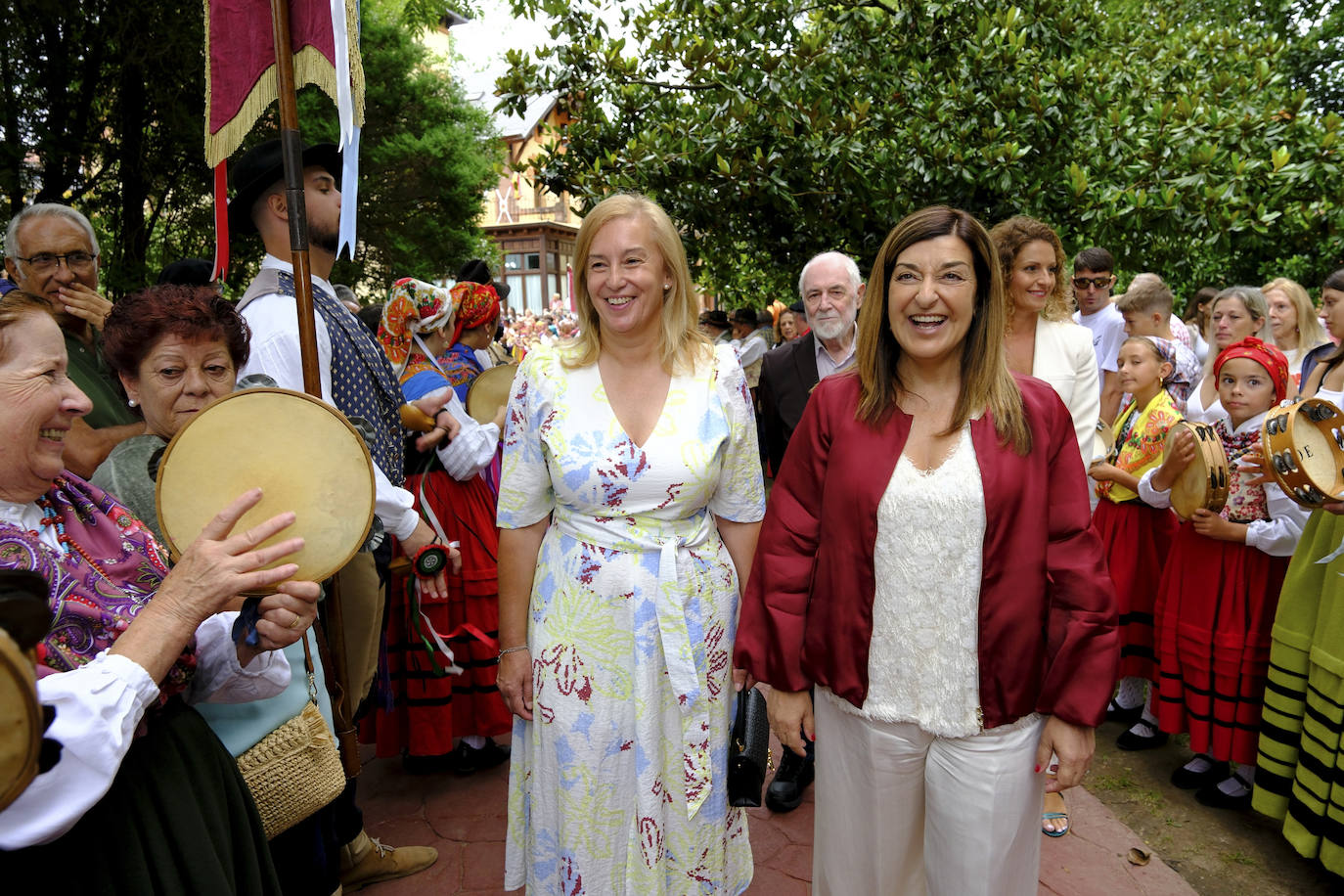 María José Gonzalez Revuelta, presidenta del Parlamento, y María José Sáenz de Buruaga, presidenta de Cantabria