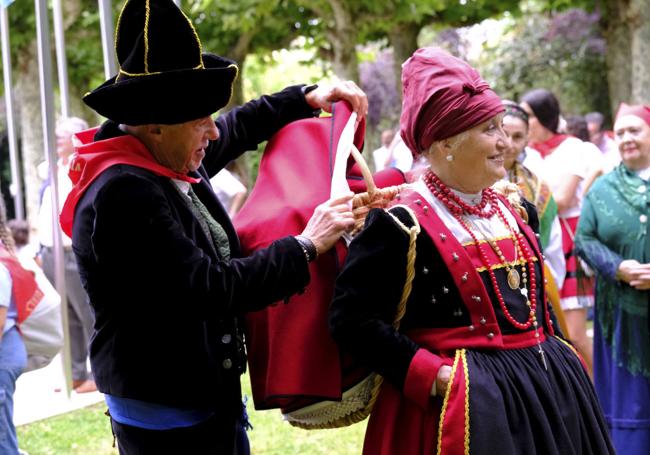 Muchos asistentes con trajes tradicionales