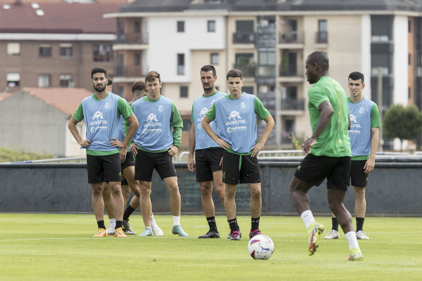 Cedric controla el balón ante Alves, Saúl, Pol Moreno, Morante y Jorrín en La Albericia. ¡