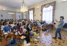 El investigador Marc Güell imparte una clase sobre 'La emergencia del biodiseño sintético' en el Aula Blas Cabrera de la UIMP.