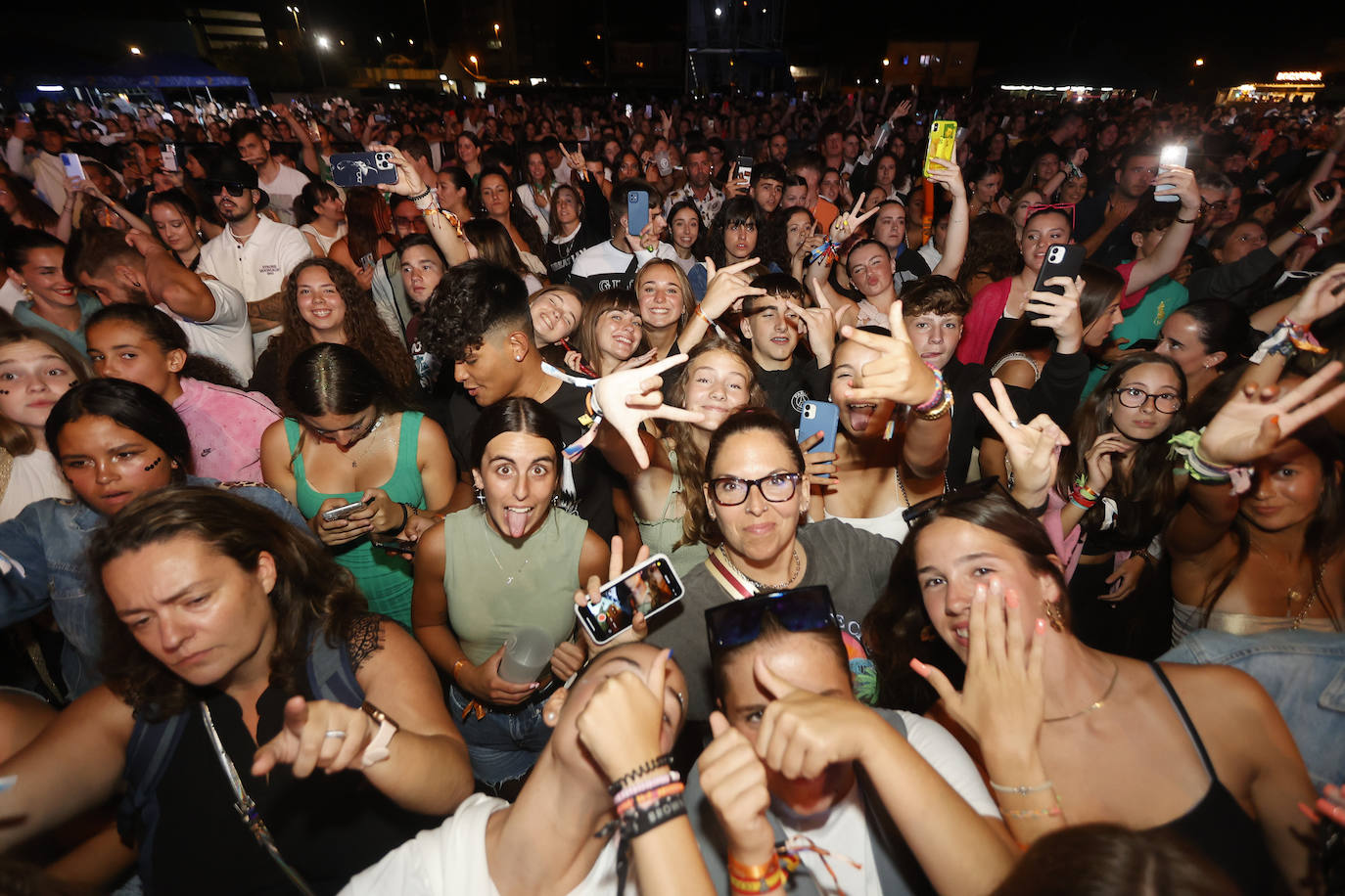 El tiempo acompañó y no fue necesario sacar el paragüas durante los conciertos, este sábado, en Torrelavega.