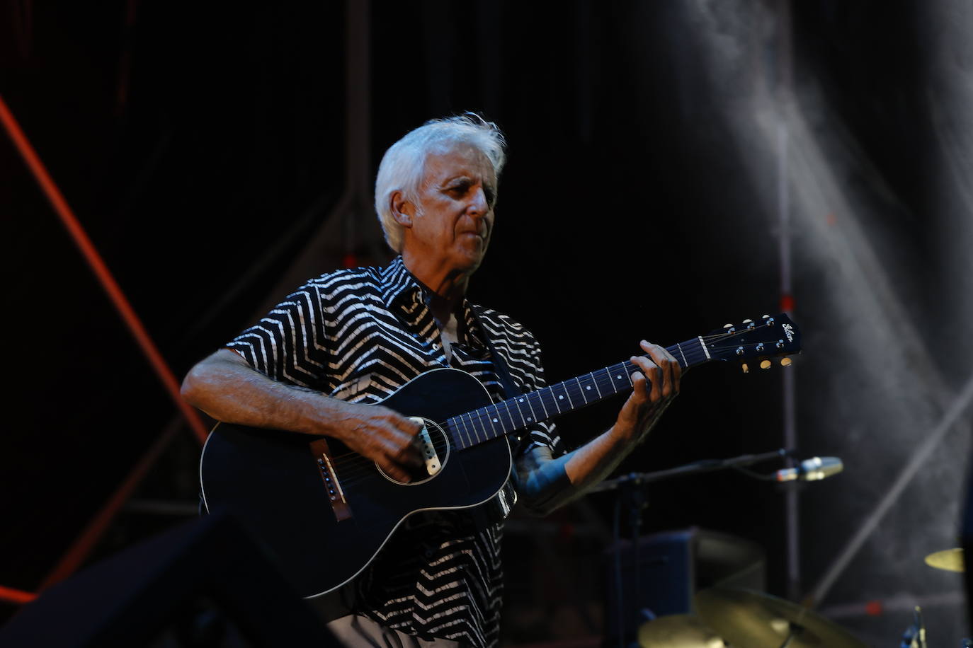 Veneno interpreta uno de sus temas con su guitarra, este sábado, en el escenario del Bulevar.