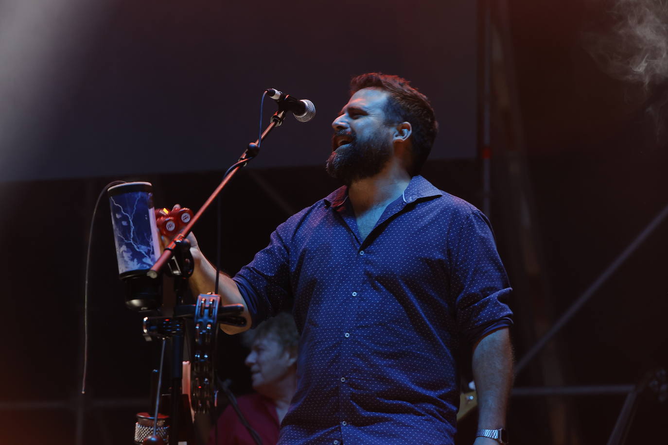 Un percusionista y corista de Kiko Veneno, este sábado, durante el recital. 