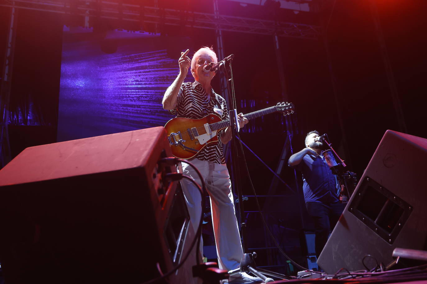 Veneno alternó su guitarra acústica con la eléctrica durante el concierto.