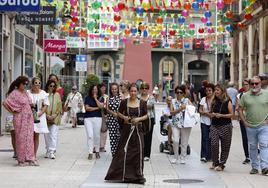 Los asistentes recorren las calles y escuchan anécdotas, ayer, de la mano de Leonor, interpretada por la actriz María Castillo, y la guía