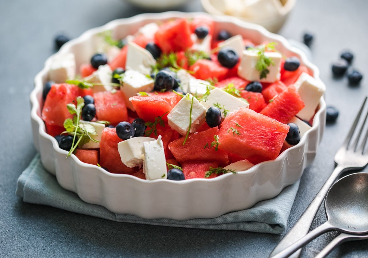 Presentación de la ensalada de sandía y queso fresco de Cantabria, en este caso con arándanos.