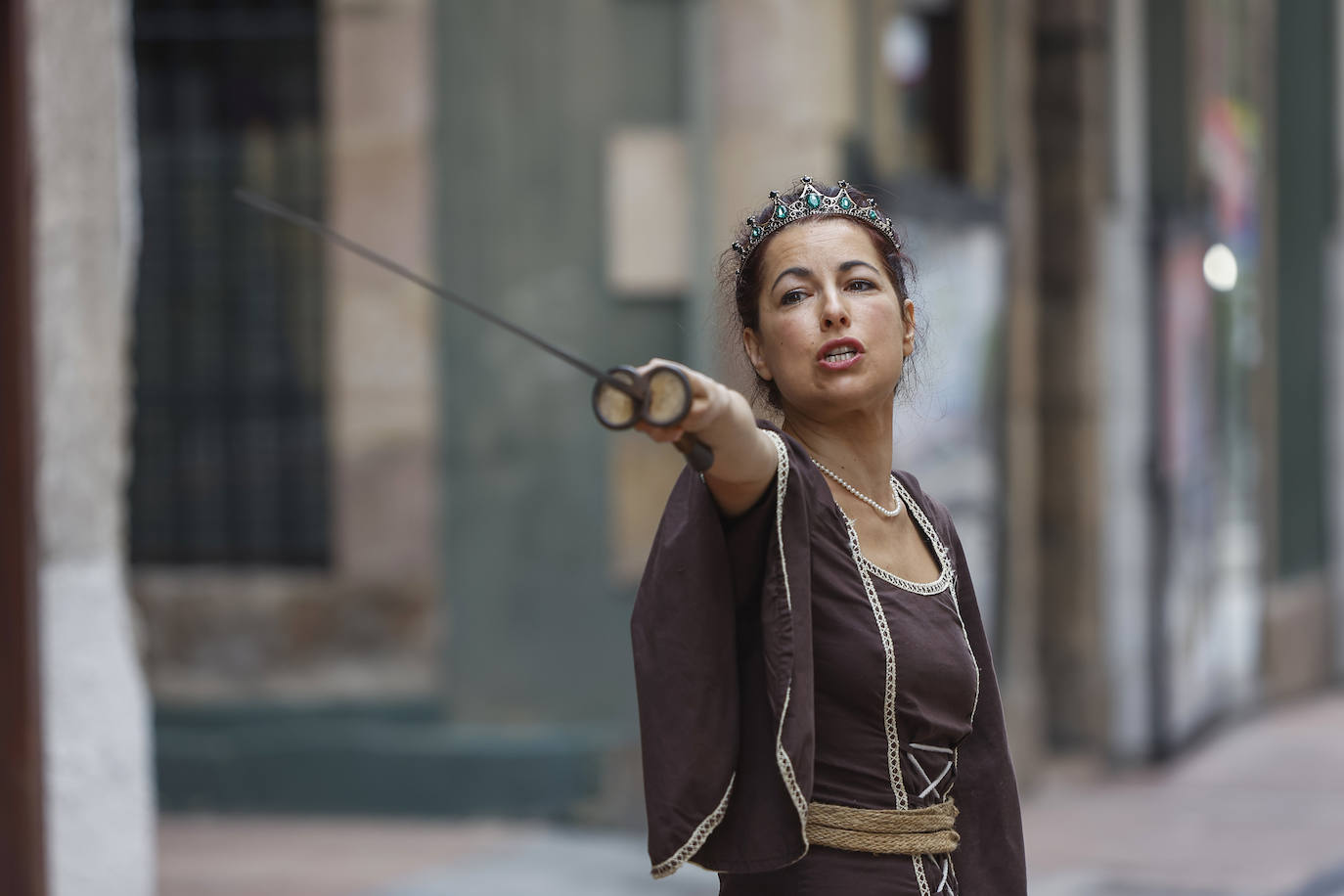 Leonor apareció representando una escena de lucha.