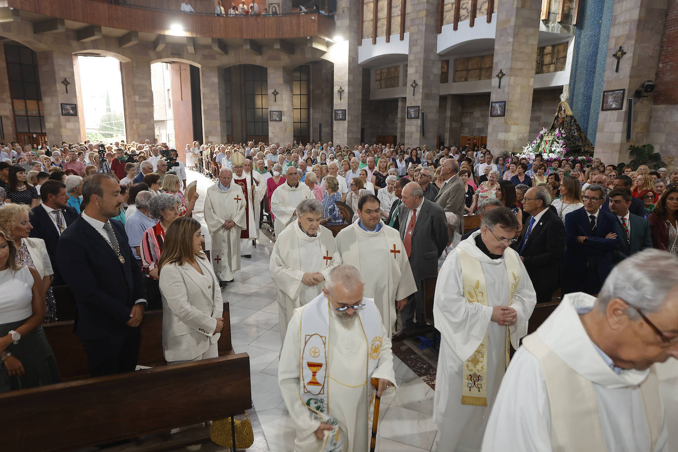 El obispo y los sacerdotes se aproximan al altar.