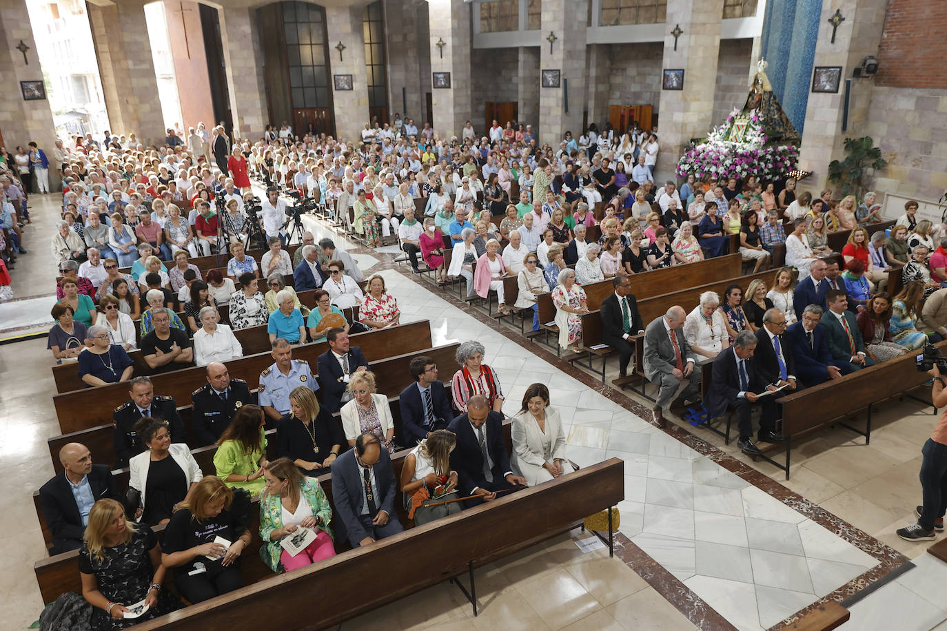 La misa se ofició con las puertas del templo abiertas.