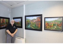 Joan Coloma con algunos de los cuadros que se pueden ver en la exposición