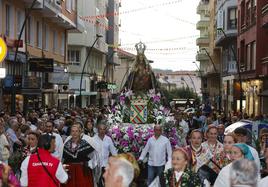 La procesión de la Virgen Grande llega a la Plaza Mayor, con integrantes de la Agrupación de Danzas Virgen de las Nieves en primer término.