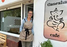 La abogada, a las puertas de su cafetería en Oriñón.