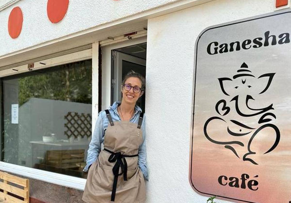 La abogada, a las puertas de su cafetería en Oriñón.