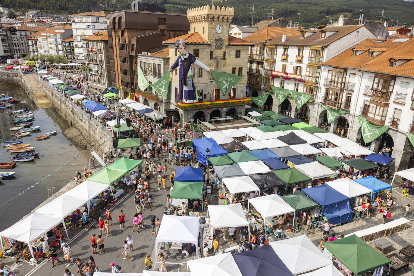 La multitudinaria celebración llenó la zona del puerto de Castro Urdiales.