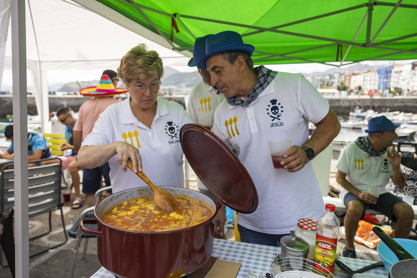 Los participantes afinan sus recetas antes de presentar el cocido.