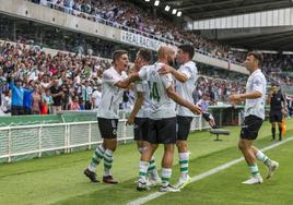 Íñigo Sainz-Maza, Íñigo Vicente, Ekain y Aldasoro celebran el primer gol verdiblanco del pasado sábado.