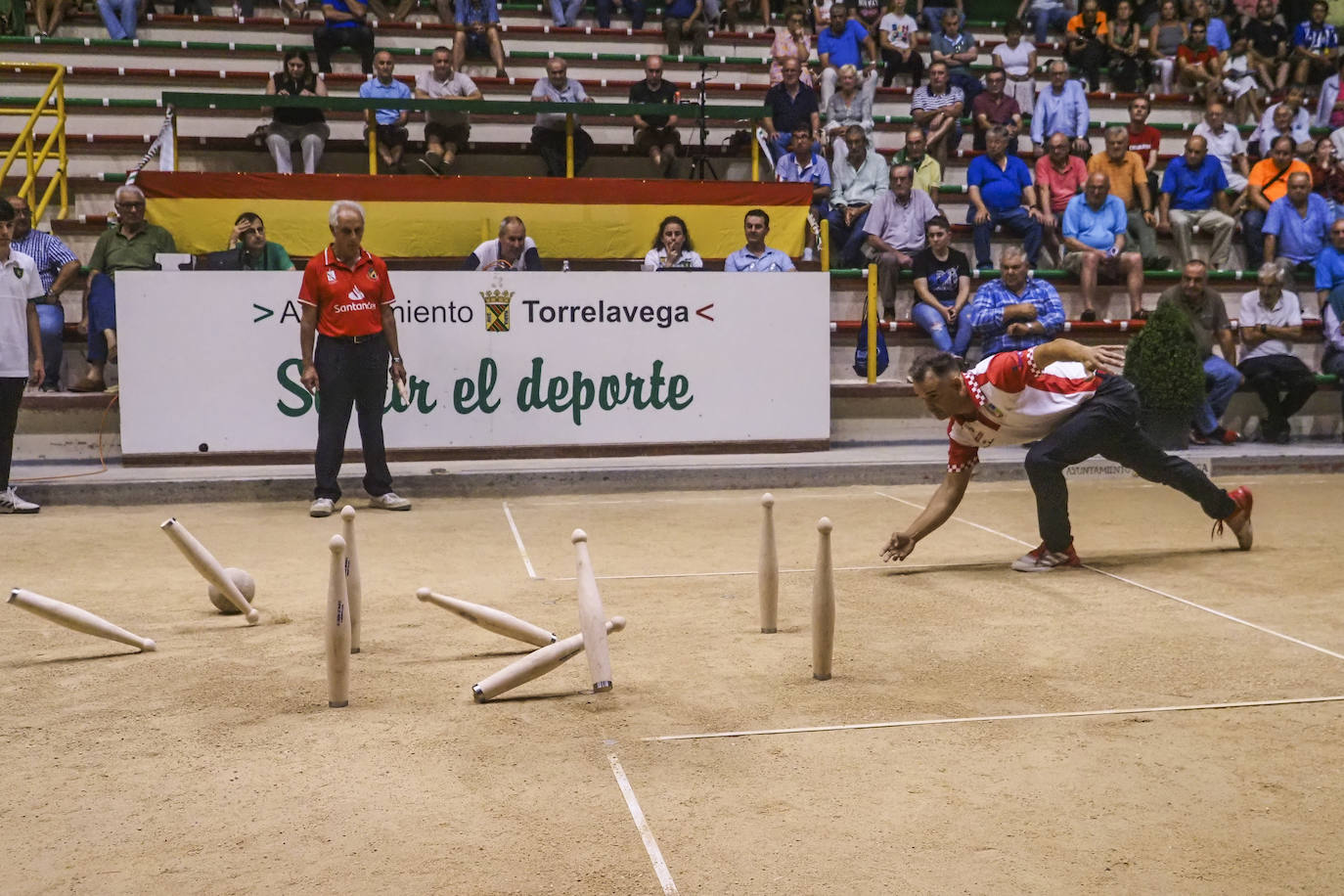 Óscar González, al birle durante la final.