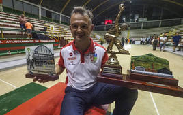 Óscar González, con los trofeos tras ganar en Torrelavega