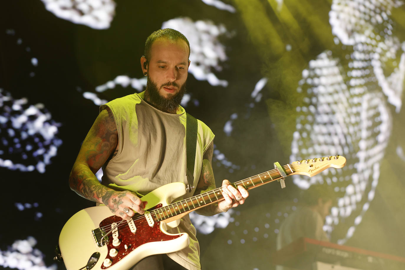 Uno de los guitarristas que acompaña a Dani Fernández en su gira.