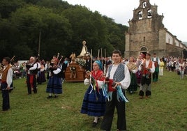 La Virgen de Valvanuz al comienzo de la romería que tiene lugar por la pradera del Santuario