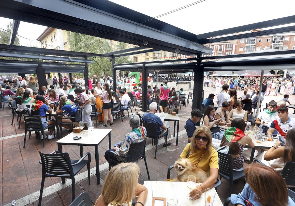 Las terrazas completamente abarrotadas, ayer, en la plaza Baldomero Iglesias.