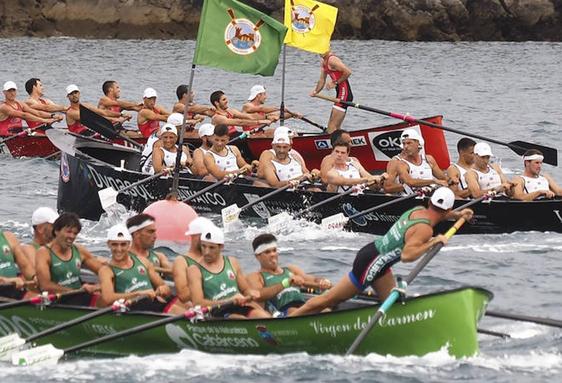 Camargo, en primer término, realiza una ciaboga junto a Pedreña y Zumaia, al fondo.