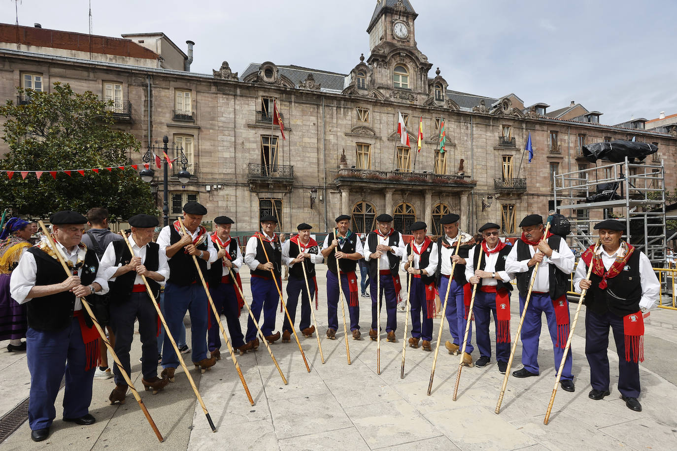 Los integrantes del coro iban ataviados con su traje tradicional y sus albarcas, mientras sujetaban los palos con su nombre inscrito.