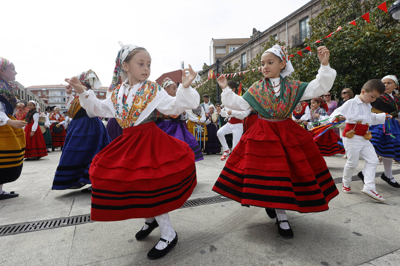 Las agrupaciones amenizaron las calles de Torrelavega con la música y danzas tradicionales.