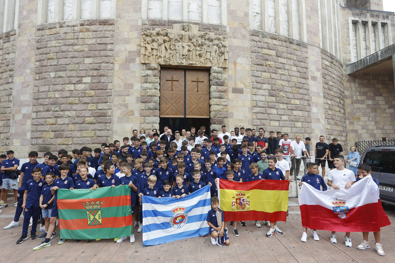 Todos los jugadores delante de la iglesia.