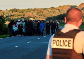 La Policía intercepta a un grupo de inmigrantes en la zona de Calais