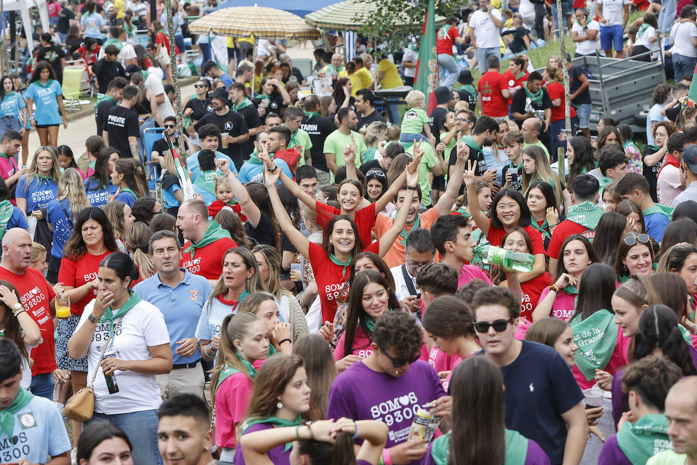 El espíritu fiestero de las Peñas contagió a las personas que pasaban por la zona.