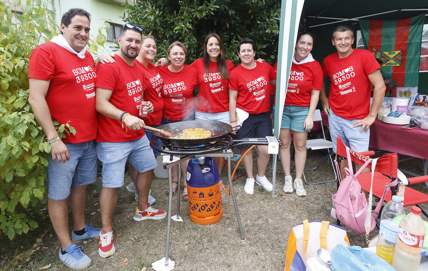 Algunos continuaban haciendo sus paellas fuera del concurso.