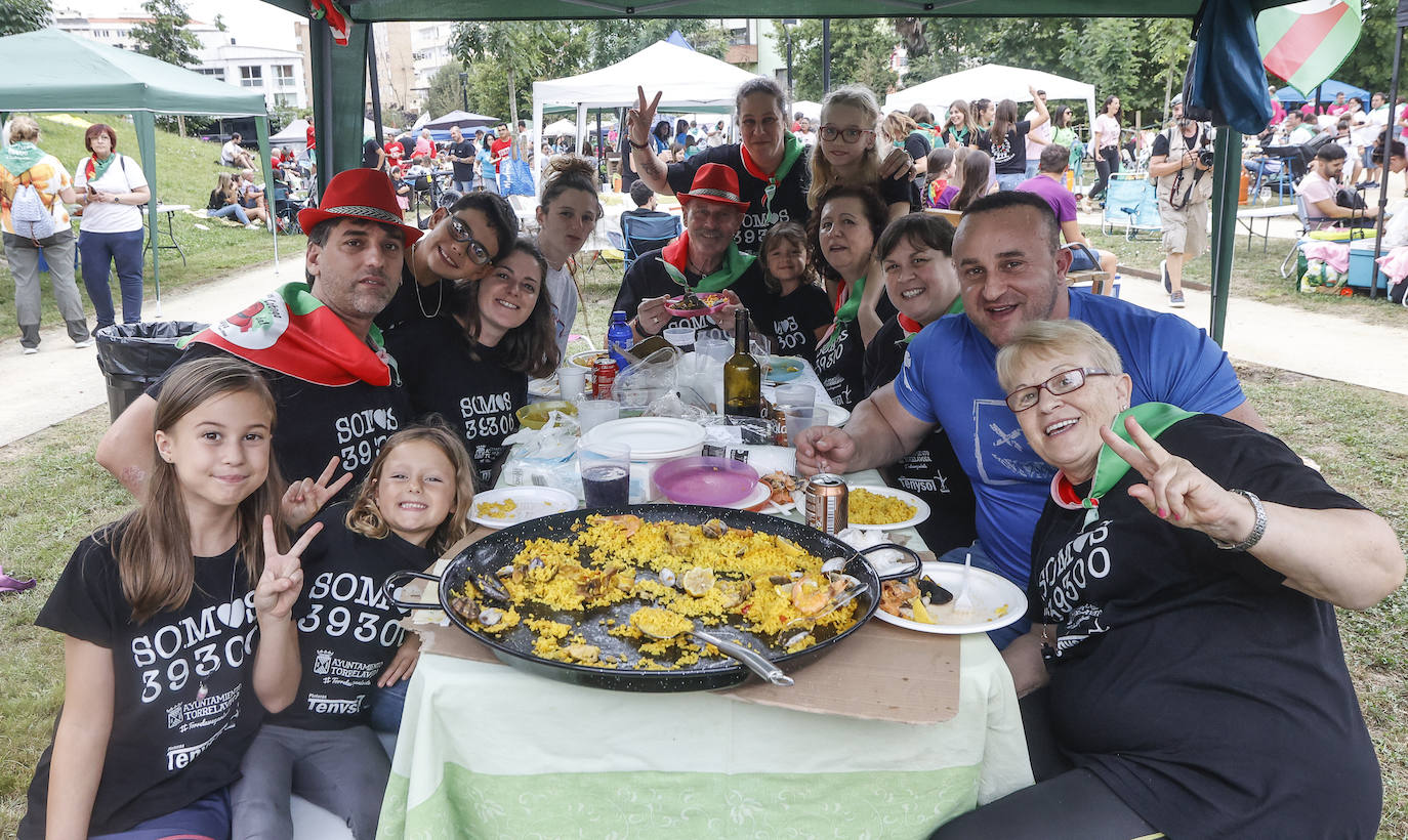 La gente disfrutaba de sus paellas en el parque Miravalles tras el concurso.