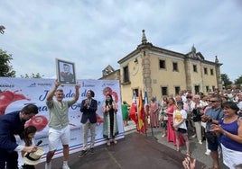 Perujo con uno de los obsequios que le entregó el alcalde de El Astillero.