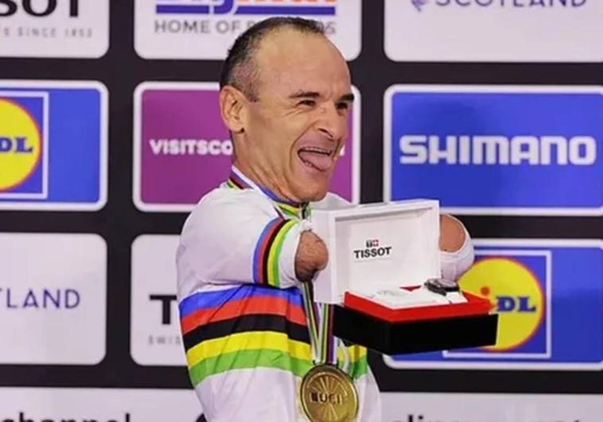 El desafortunado regalo a un ciclista sin brazos en el Mundial: un reloj de muñeca