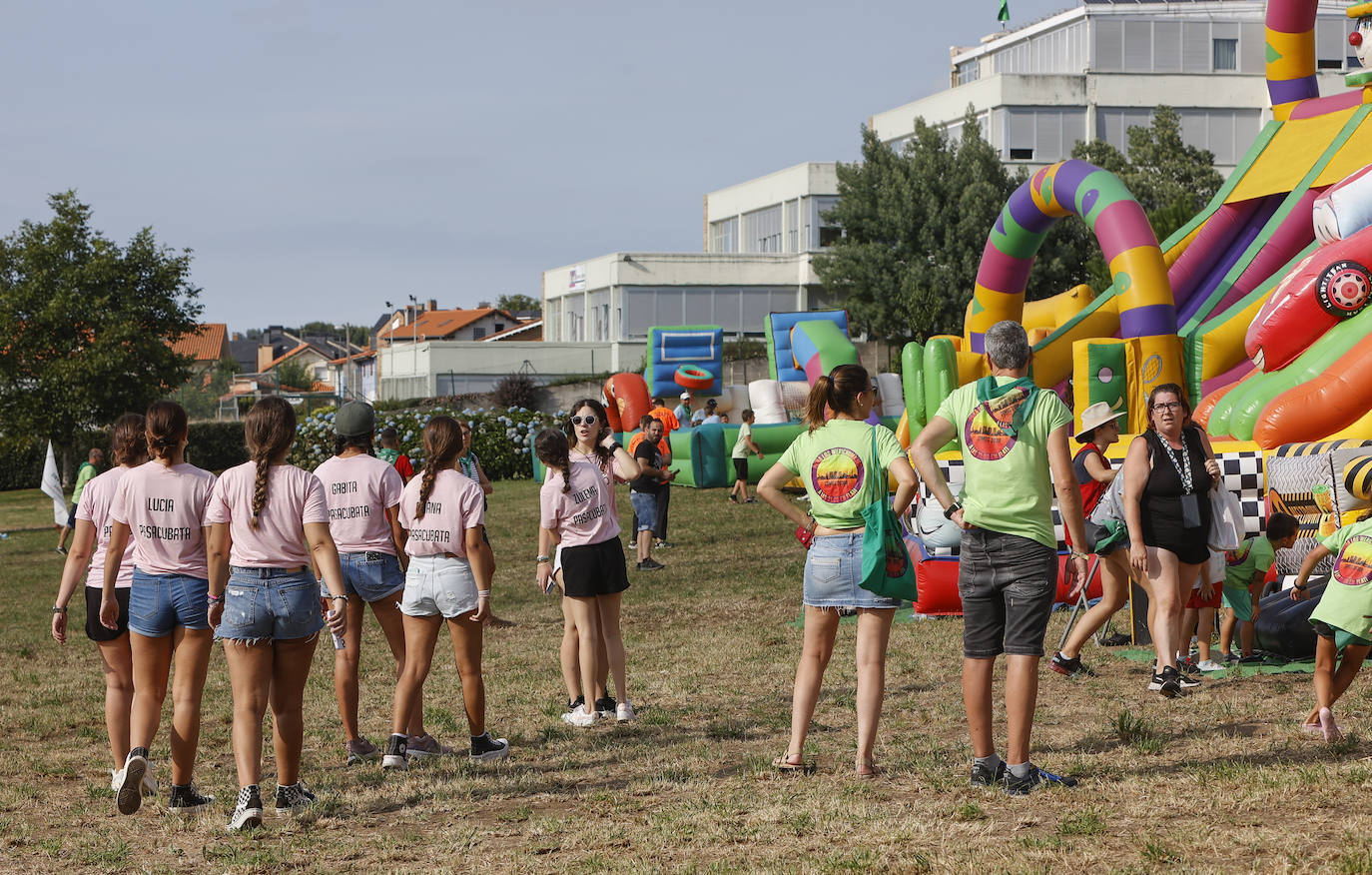 El Bulevar Ronda se ha llenado este jueves de peñas dispuestas a pasar la noche al aire libre, en el marco de una acampada organizada como novedad en estas fiestas. 