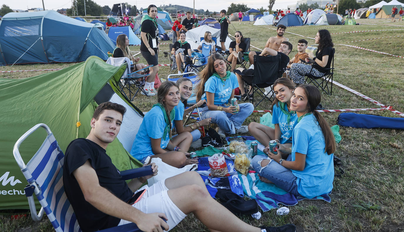 La mayoría jóvenes, los participantes se han instalado en El Valle con todo lo necesario para pasar la noche en la zona. 