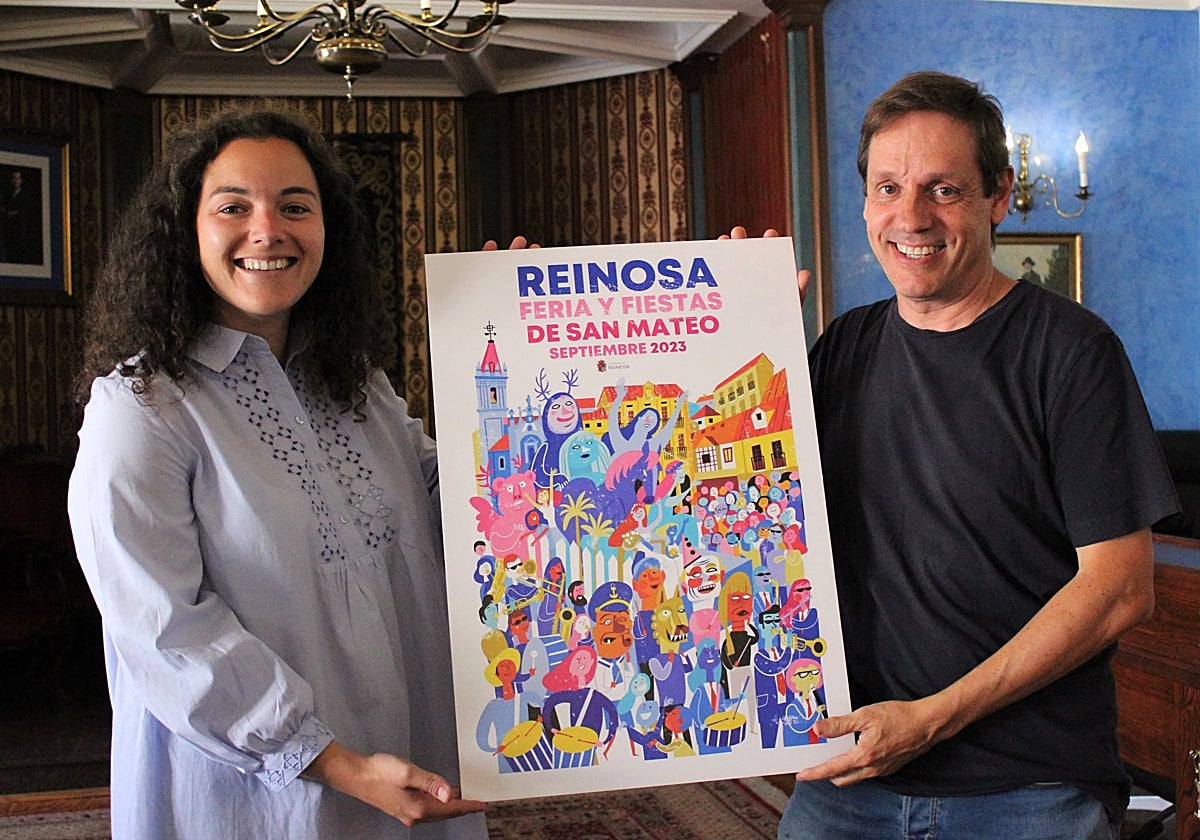 La concejala de Festejos de Reinosa, Celia Gómez, junto a Jaume Gubianas muestran el cartel ganador.
