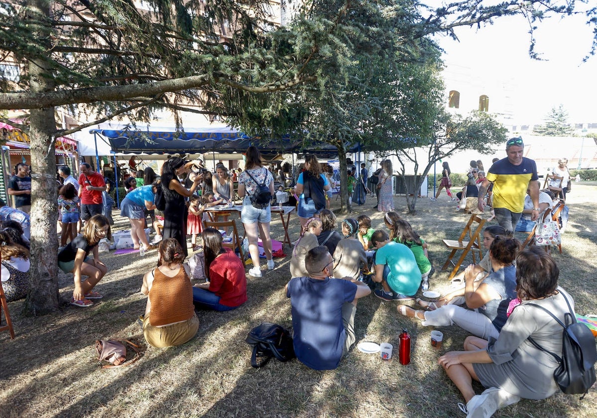 Cerveza, comida y amigos en las casetas del Zapatón