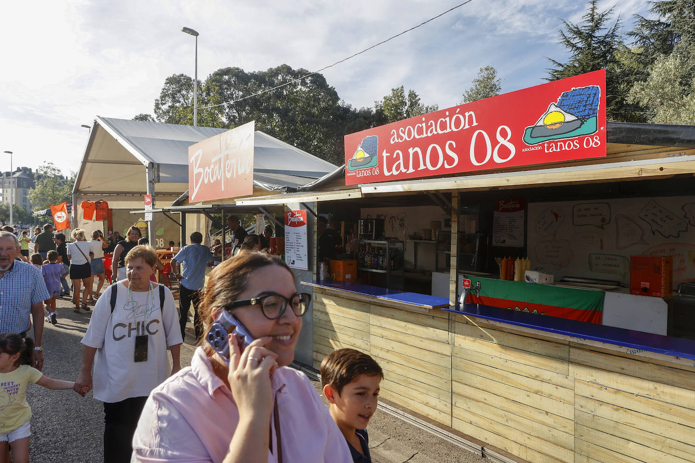 La asociación Tanos 08 ofrece distintas opciones de comida.