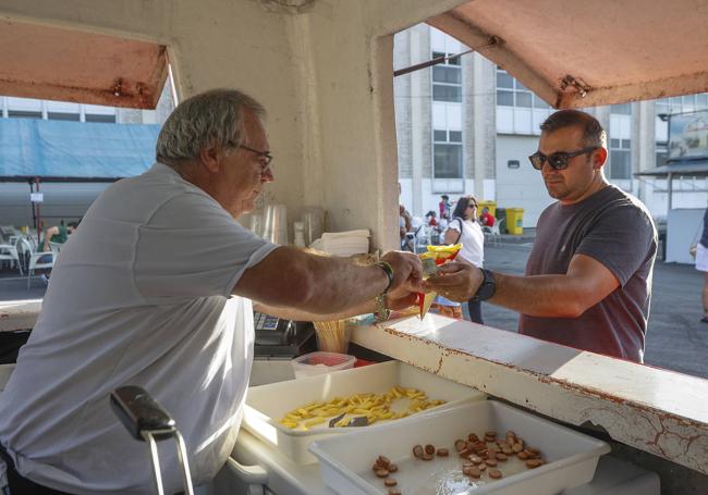 Algunos grupos no solo proporcionan bebida sino también algo de comer.